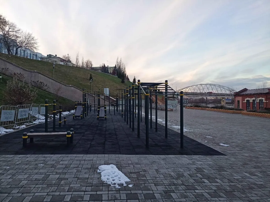 Parallele presso Calisthenics Park at улица 25 Октября, Тюмень – foto 2 di 3