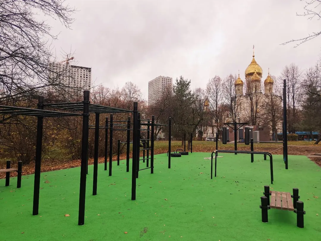 Bare paralele la Calisthenics Park at проектируемый проезд № 4599, Москва – fotografia 2 din 5