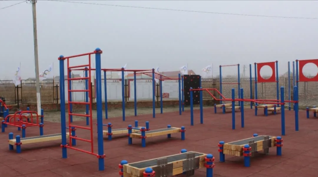 Bare paralele la Calisthenics Park at Октябрьская улица, Кущёвская – fotografia 2 din 2