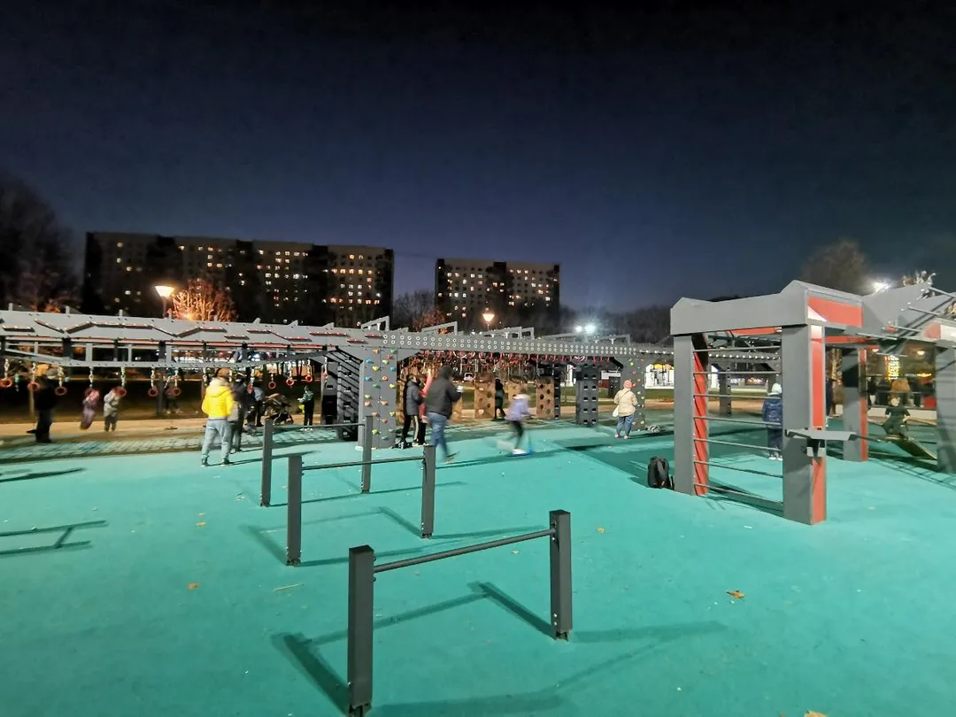 Barre de traction à Calisthenics Park at проезд Дежнёва, Москва #wp2930 – photo 1 sur 5