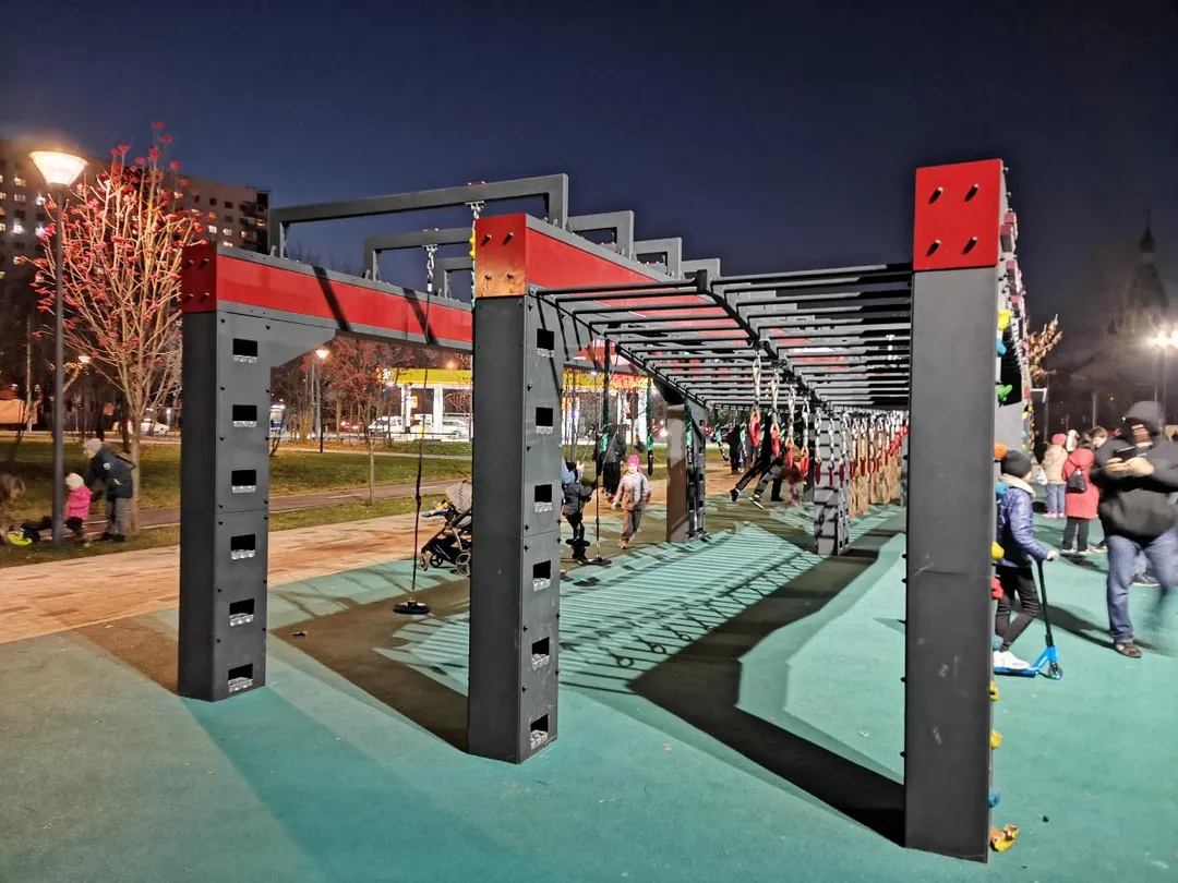 Barres parallèles à Calisthenics Park at проезд Дежнёва, Москва #wp2930 – photo 2 sur 5