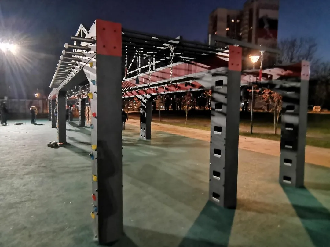 Barre de traction à Calisthenics Park at проезд Дежнёва, Москва #wp2930 – photo 4 sur 5