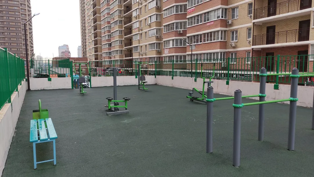 Bară de tracțiuni la Calisthenics Park at улица Цезаря Куникова, Краснодар – fotografia 1 din 4