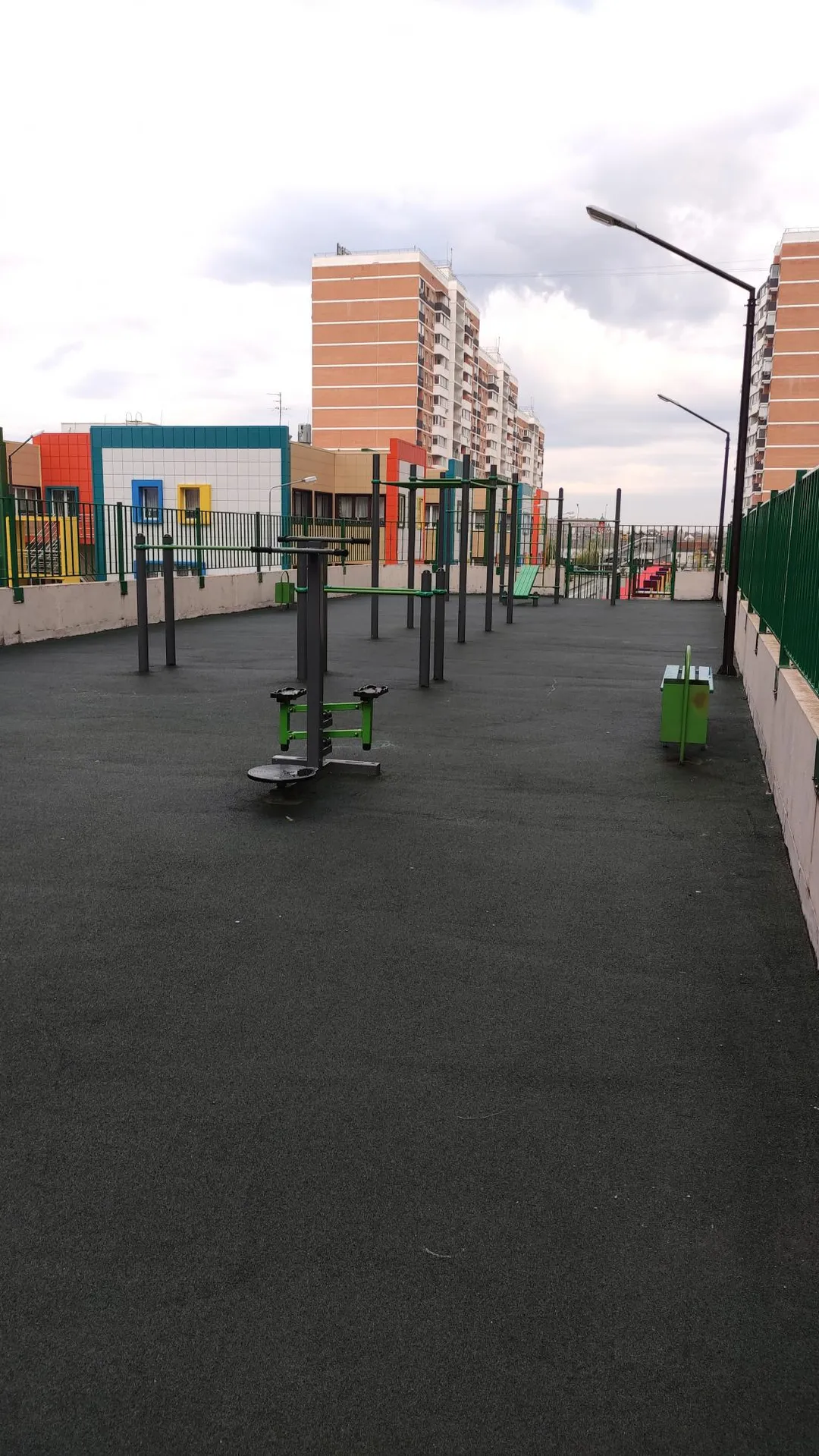 Bare paralele la Calisthenics Park at улица Цезаря Куникова, Краснодар – fotografia 2 din 4