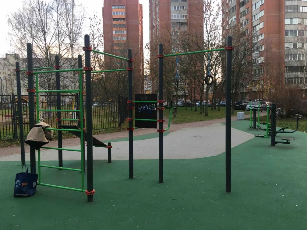 Sbarra per trazioni presso Calisthenics Park at проспект Энтузиастов, Санкт-Петербург – foto 1 di 1