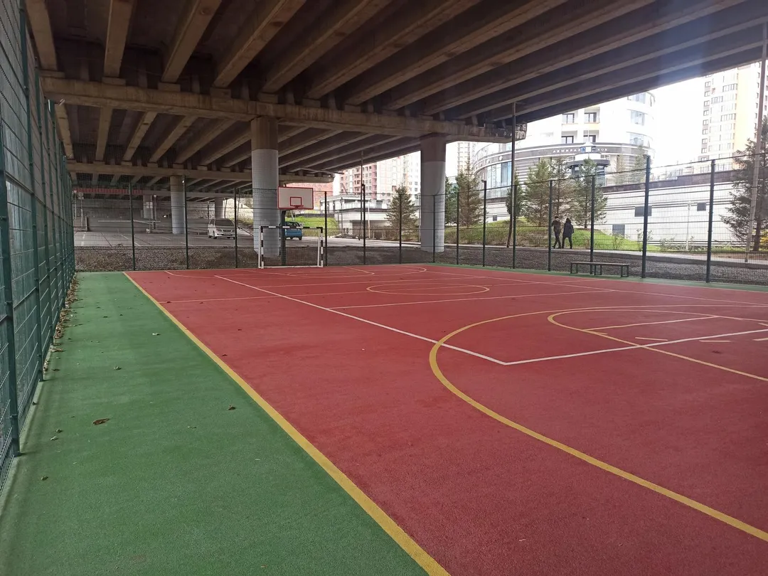 Sbarra per trazioni presso Calisthenics Park at улица Сибревкома, Новосибирск – foto 2 di 2