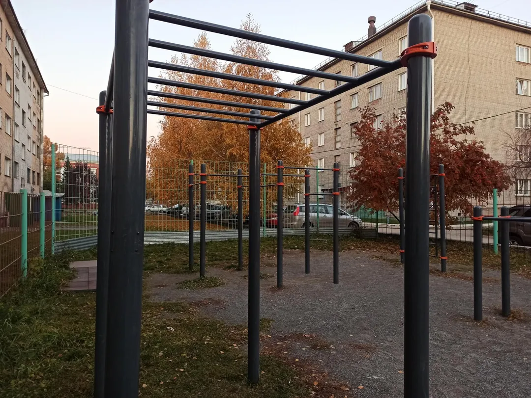 Bare paralele la Calisthenics Park at улица Крамского, городской округ Новосибирск – fotografia 2 din 4
