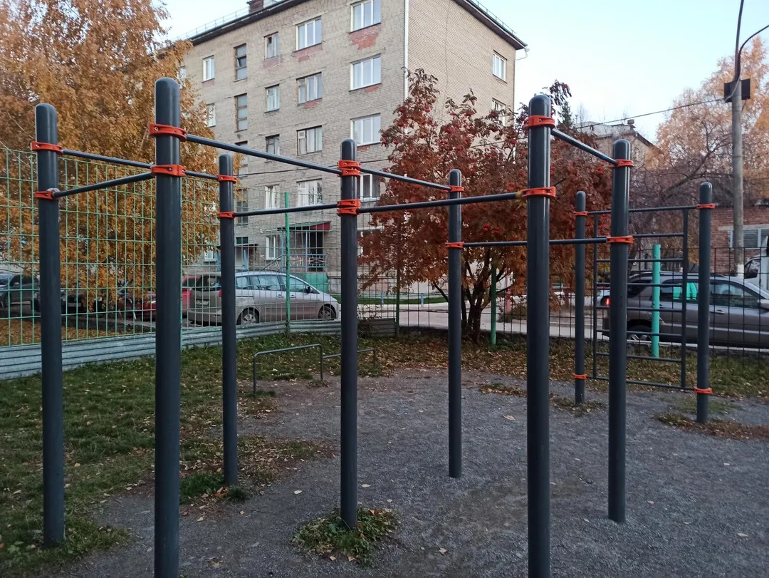 Bară de tracțiuni la Calisthenics Park at улица Крамского, городской округ Новосибирск – fotografia 1 din 4