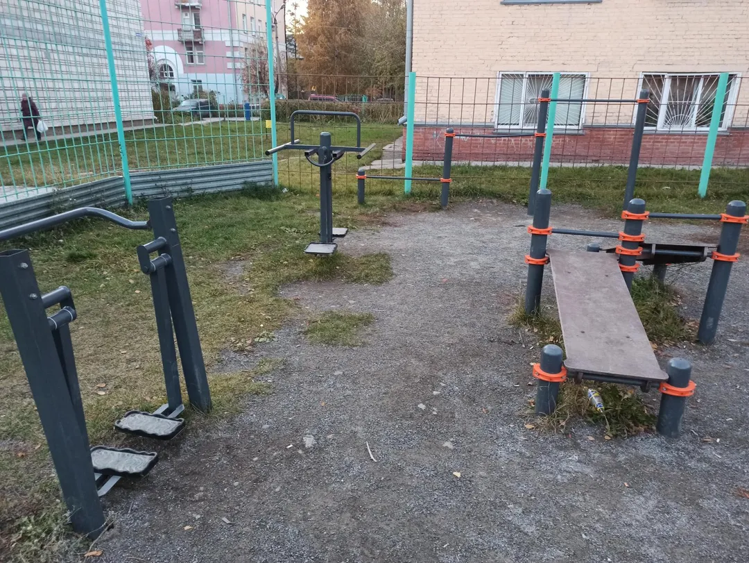 Bancă pentru abdomen la Calisthenics Park at улица Крамского, городской округ Новосибирск – fotografia 4 din 4