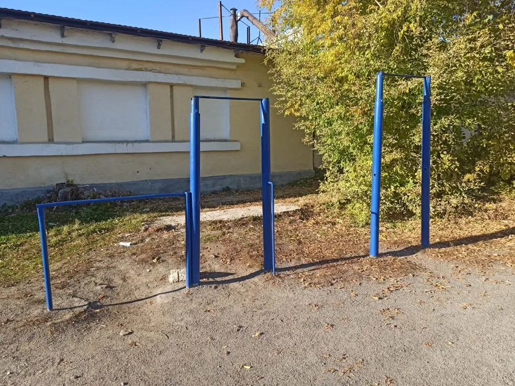 Bare paralele la Calisthenics Park at улица Тургенева, городской округ Новосибирск – fotografia 2 din 4