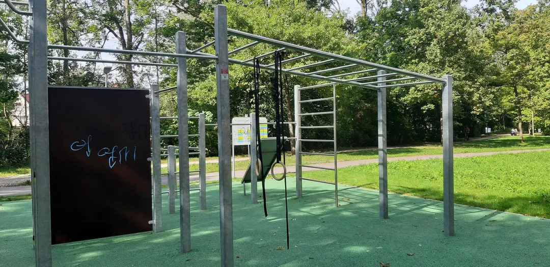 Упоры для отжиманий на площадке Calisthenics Park at Krimhildenstraße, Dachau – фото 2 из 2