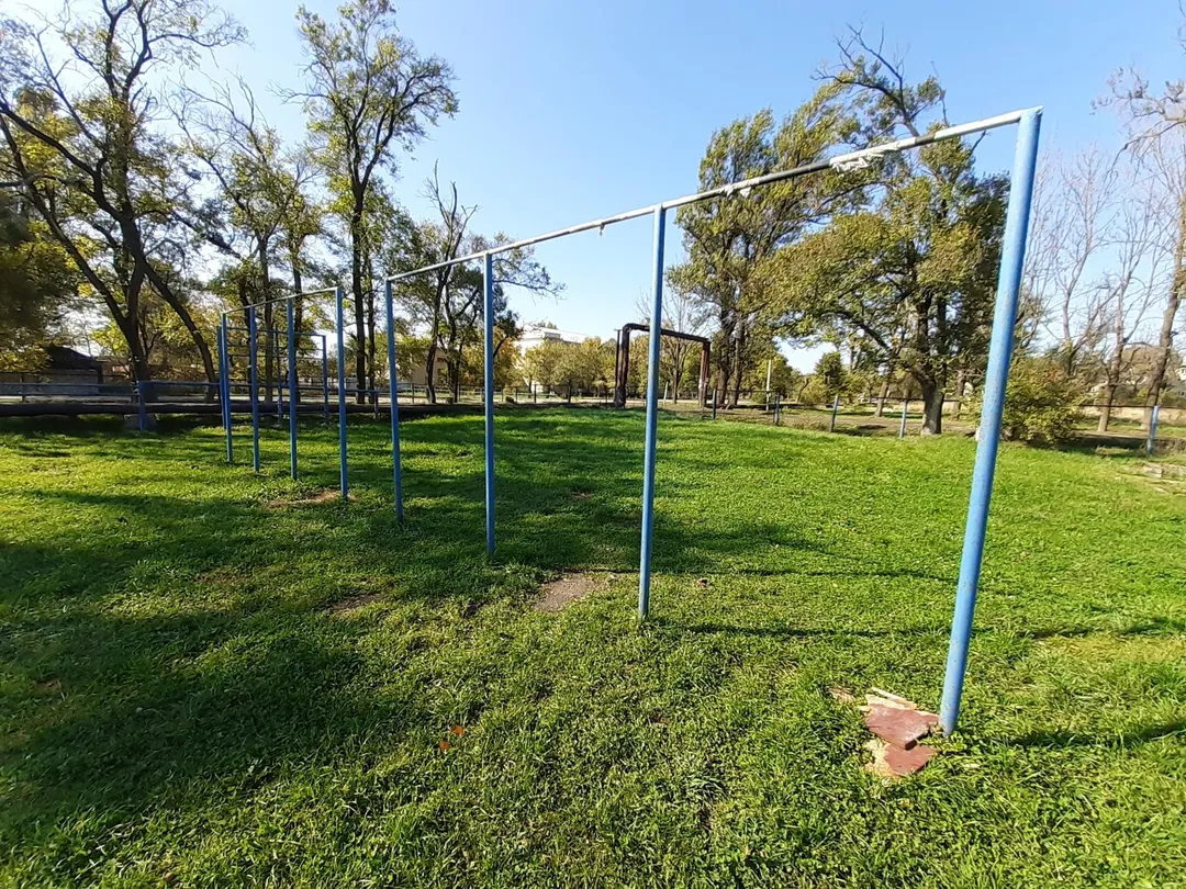 Bară de tracțiuni la Calisthenics Park at Стадион, Воздвиженка – fotografia 1 din 3