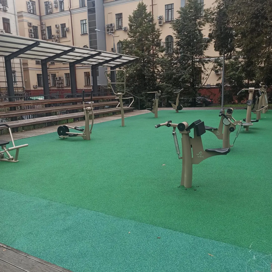 Бруси на майданчику Calisthenics Park at Басманный тупик, Москва – фото 2 з 4