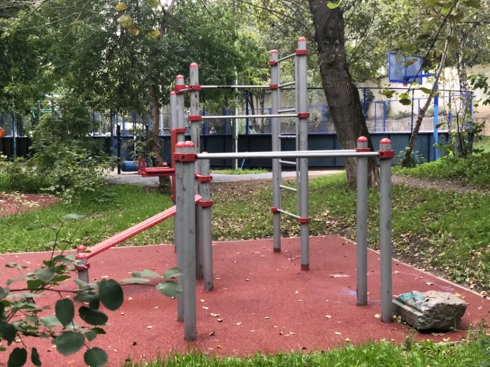 Бруси на майданчику Calisthenics Park at Русаковская набережная, Москва – фото 2 з 2