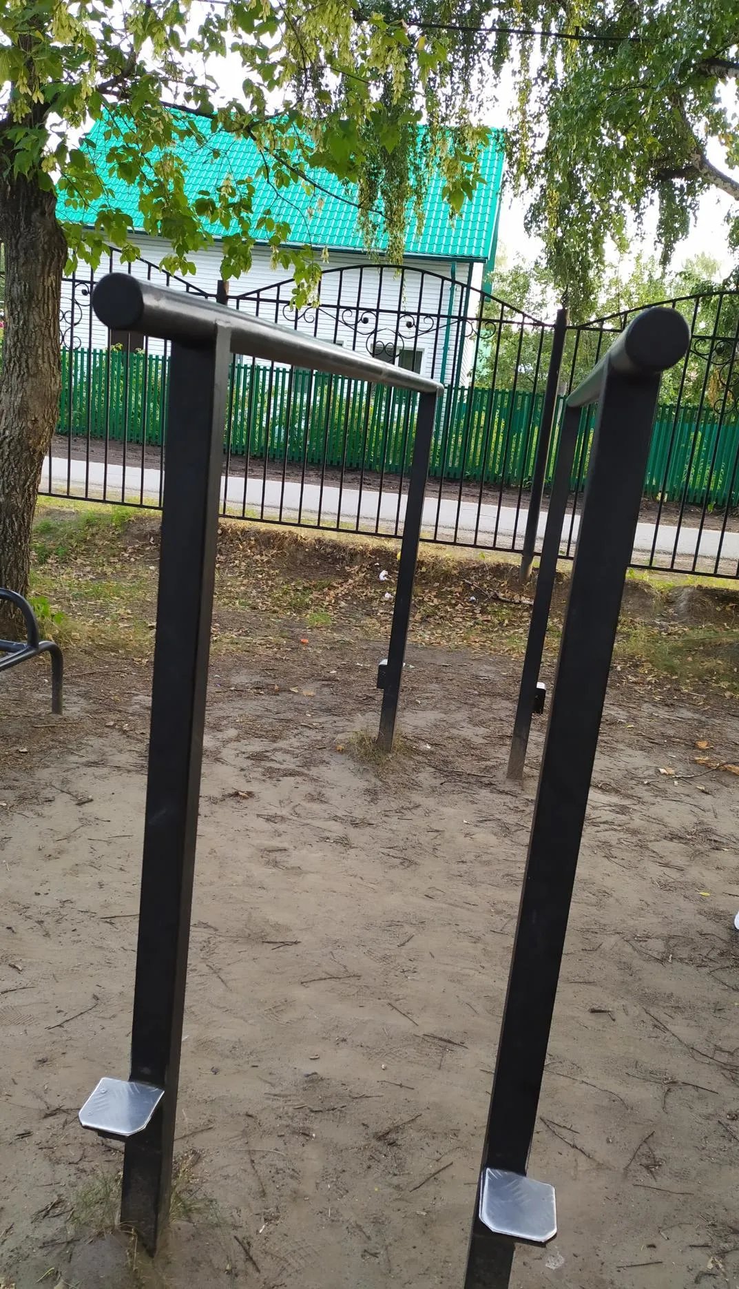 Maniglie per piegamenti presso Calisthenics Park at улица Ершова, Тюмень – foto 2 di 3