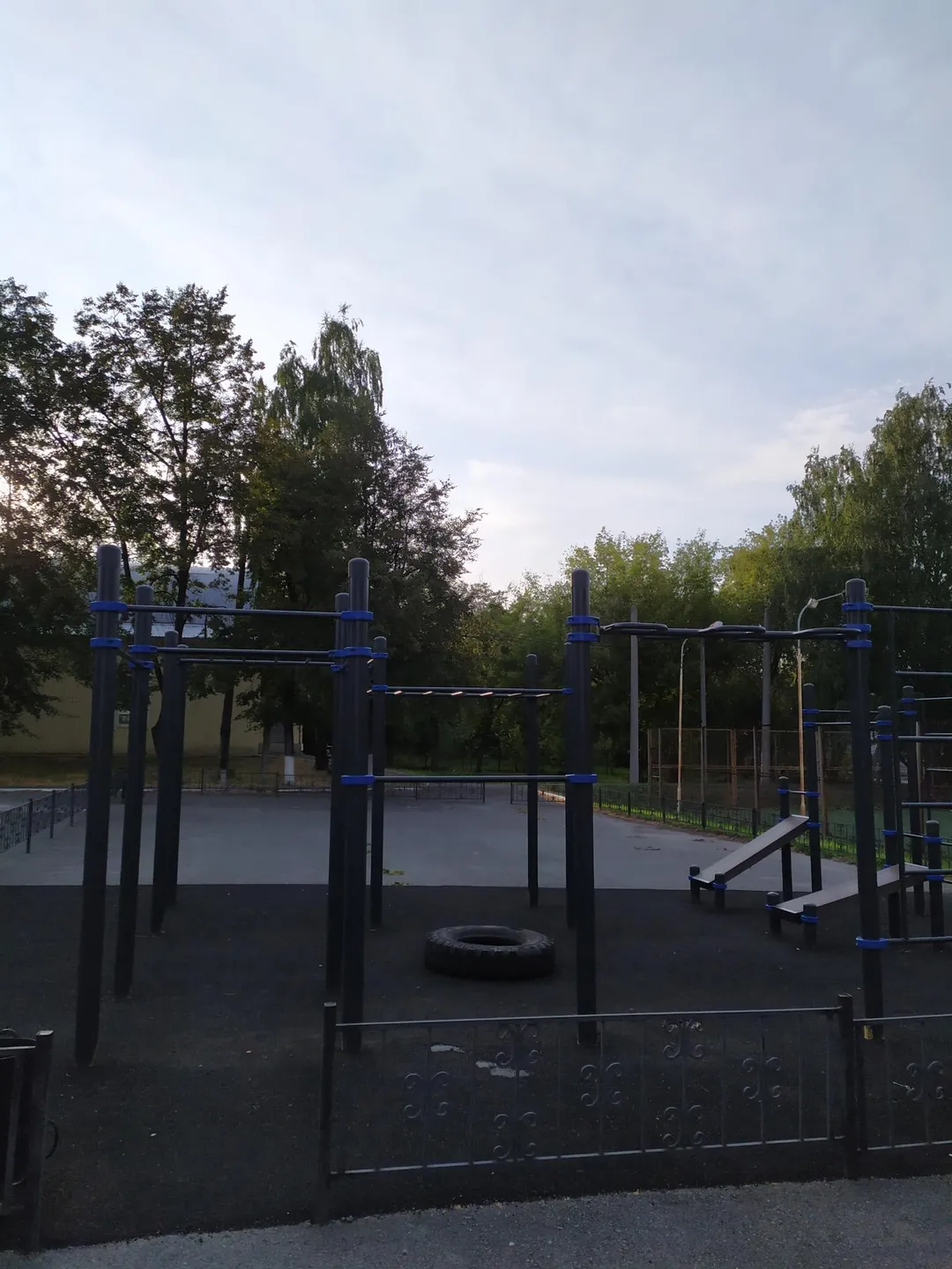 Sbarra per trazioni presso Calisthenics Park at Гагаринский, Тюмень – foto 1 di 3
