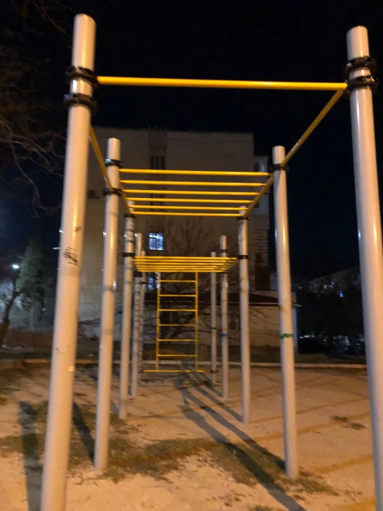 Sprossenwand bei Calisthenics Park at улица Павла Корчагина, Севастополь – Foto 4 von 6