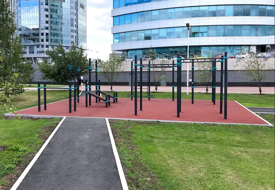 Parallel Gym Bars at Calisthenics Park at набережная Рабочей Молодёжи, Екатеринбург – photo 2 of 3