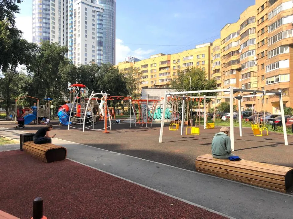 Abs Bench at Calisthenics Park at улица Антона Валека, Екатеринбург – photo 3 of 5