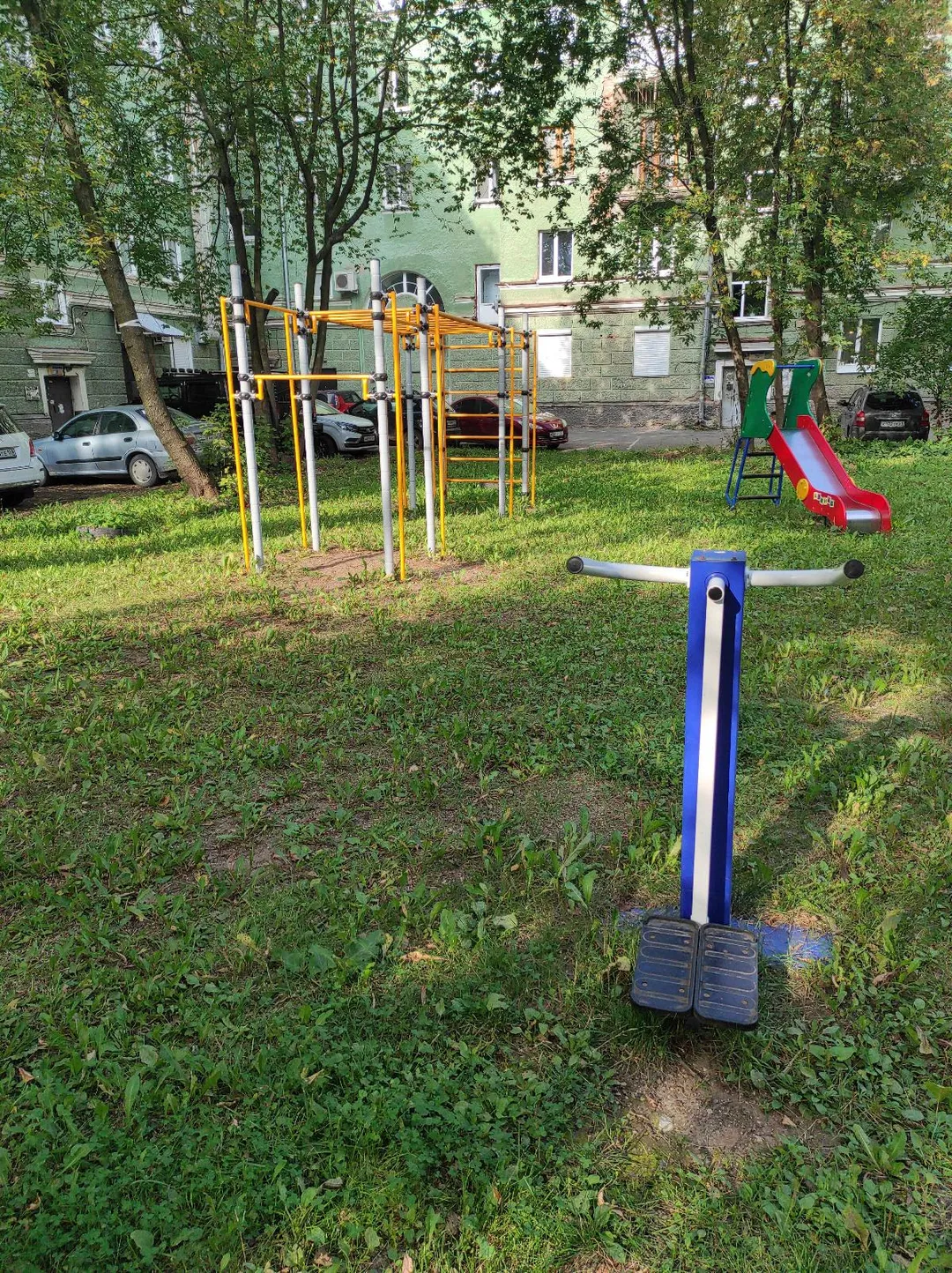 Parallele presso Calisthenics Park at улица Юрия Смирнова, Пермь – foto 2 di 2