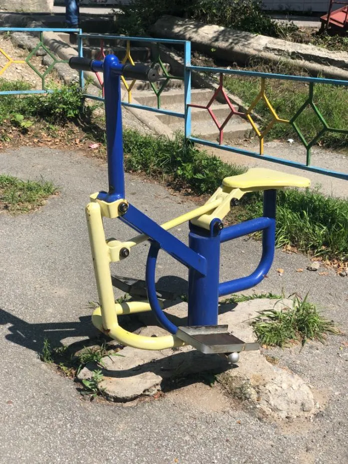 Sbarra per trazioni presso Calisthenics Park at Верхнеудинская улица, Хабаровск – foto 1 di 9
