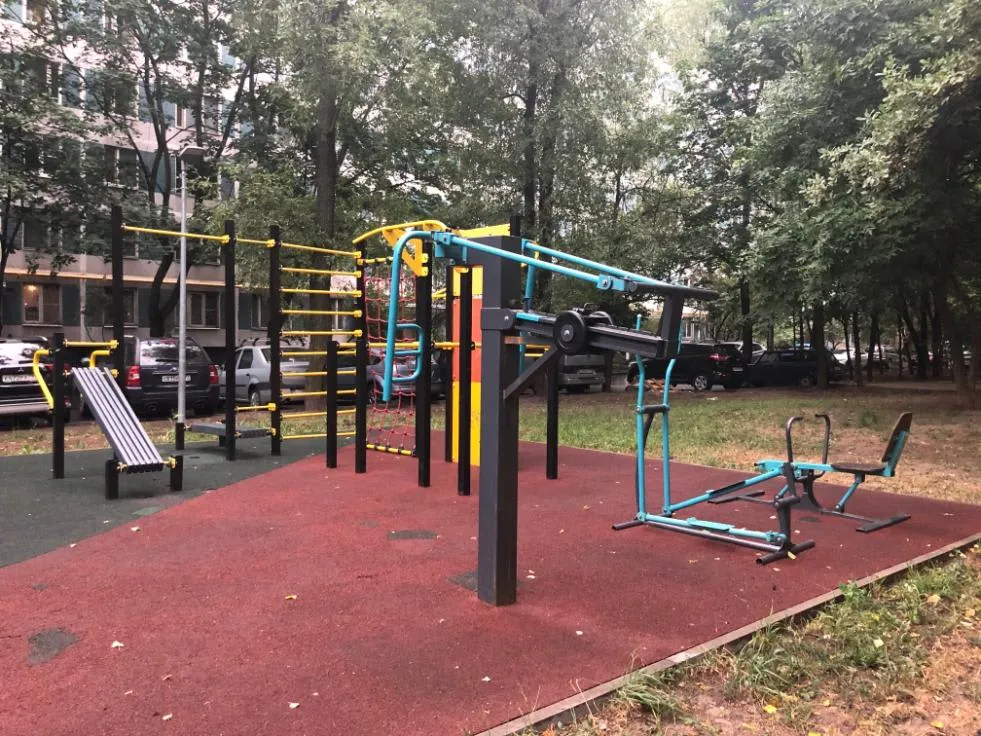 Panca per addominali presso Calisthenics Park at Макеевская улица, Москва – foto 4 di 5