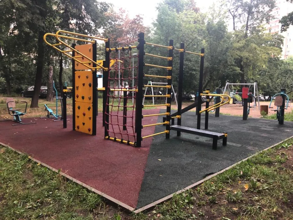 Sbarra per trazioni presso Calisthenics Park at Макеевская улица, Москва – foto 1 di 5