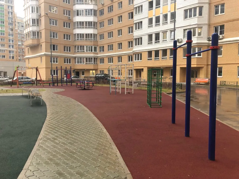 Бруси на майданчику Calisthenics Park at 6-я Радиальная улица, Москва – фото 2 з 5