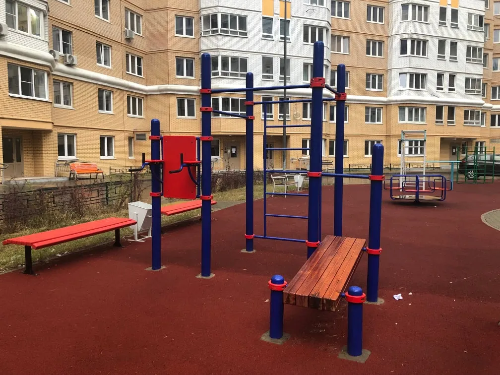 Лавка для преса на майданчику Calisthenics Park at 6-я Радиальная улица, Москва – фото 5 з 5