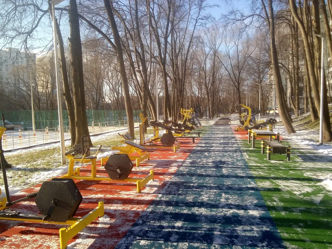 Angle Hyperextension at Calisthenics Park at Голубинская улица, Москва – photo 8 of 12