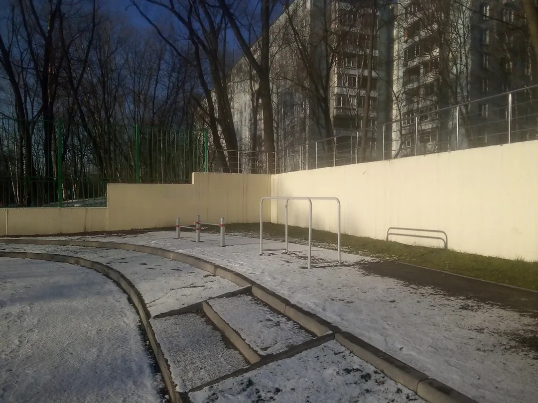 Abs Bench at Calisthenics Park at Голубинская улица, Москва – photo 5 of 12