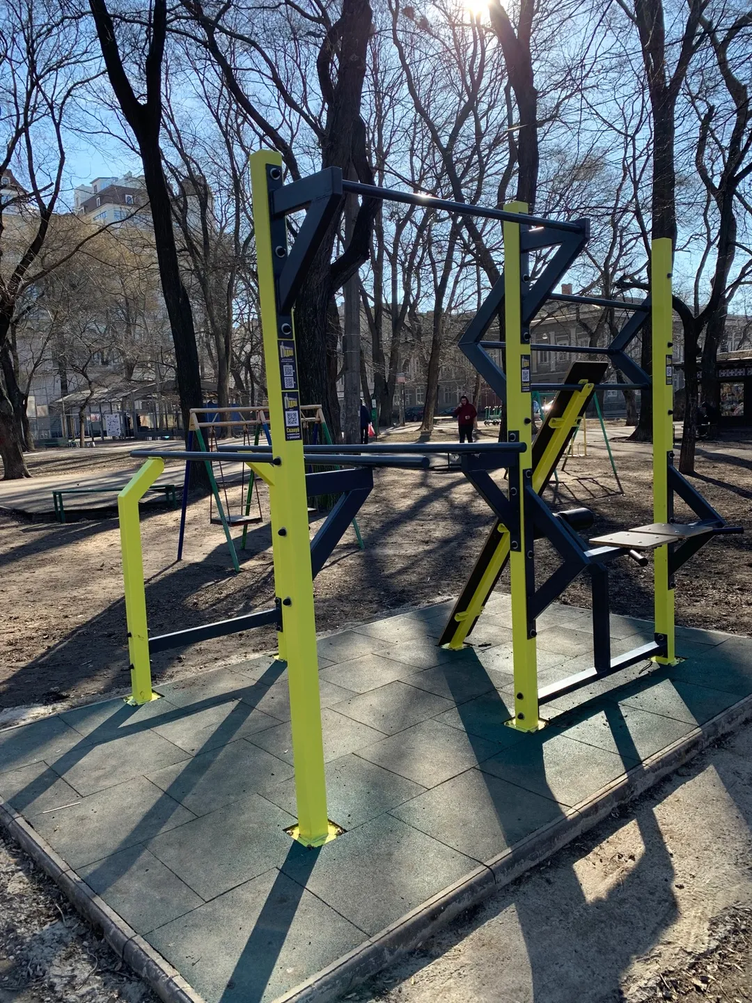 Parallele presso Calisthenics Park at Старобазарний сквер, Одеса – foto 2 di 2
