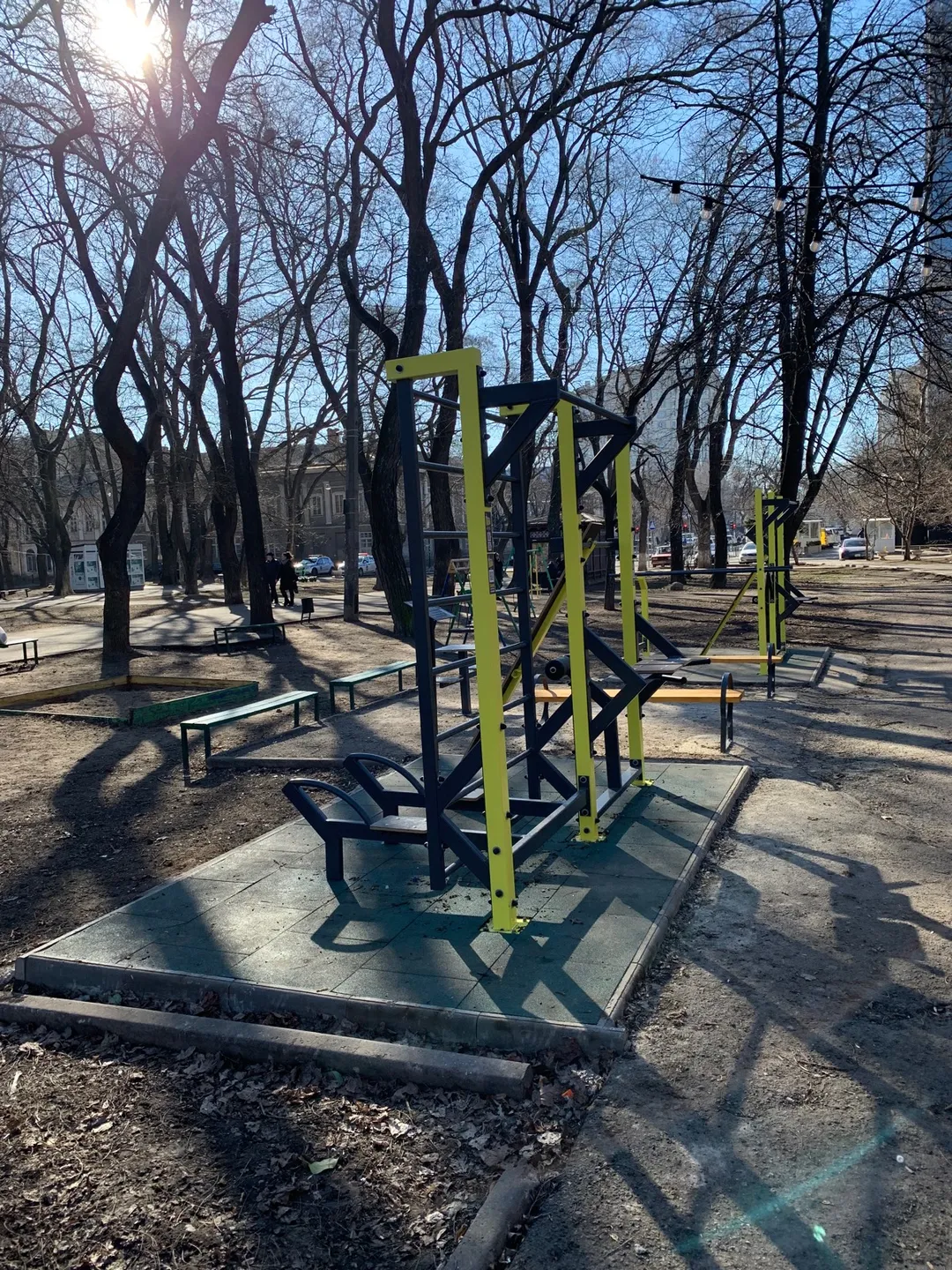 Sbarra per trazioni presso Calisthenics Park at Старобазарний сквер, Одеса – foto 1 di 2
