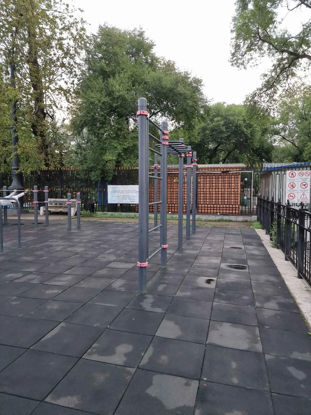 Parallele presso Calisthenics Park at Краснофлотская улица, Благовещенск – foto 2 di 2