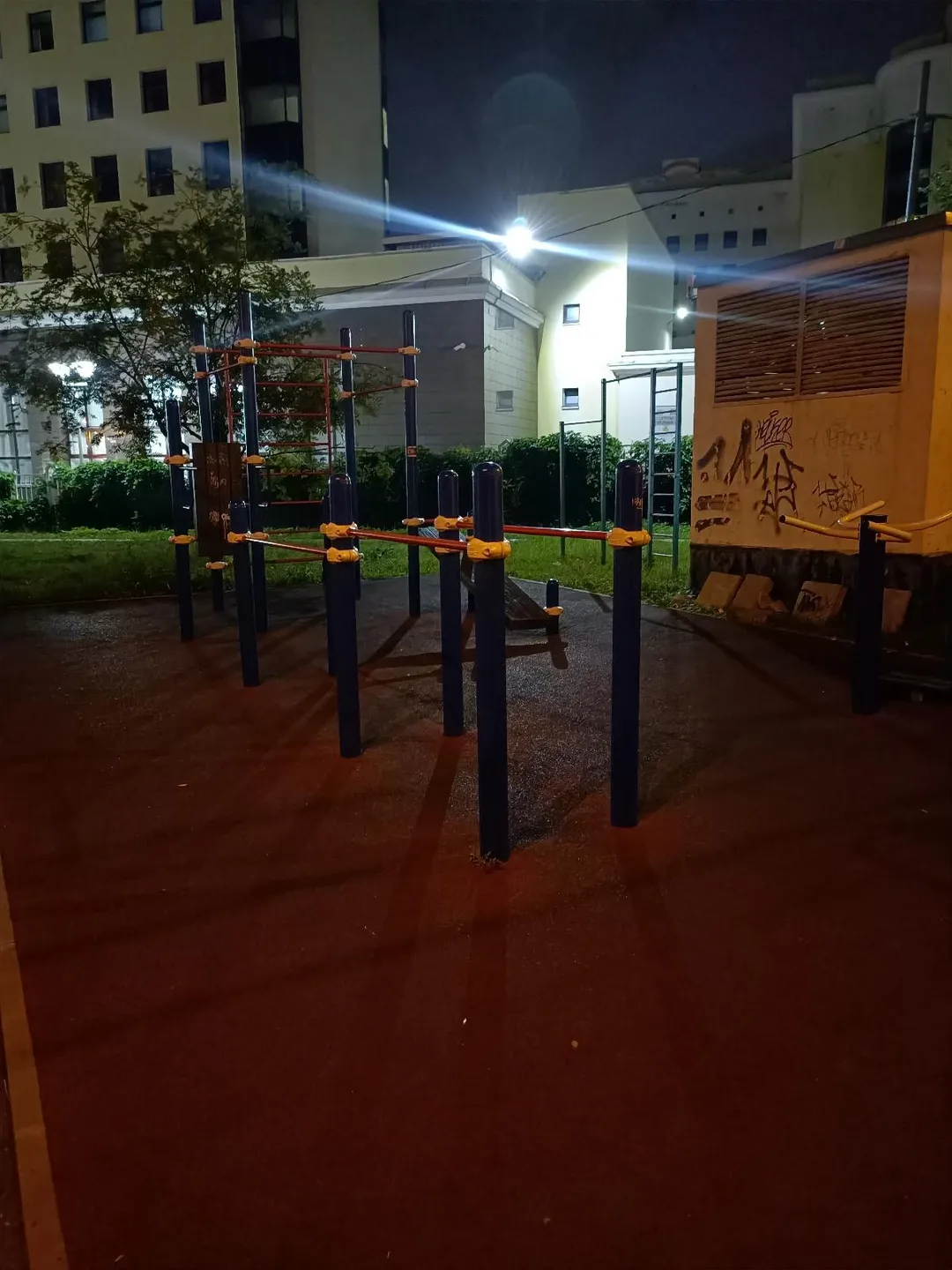 Bară de tracțiuni la Calisthenics Park at улица Покрышкина, Москва – fotografia 1 din 3