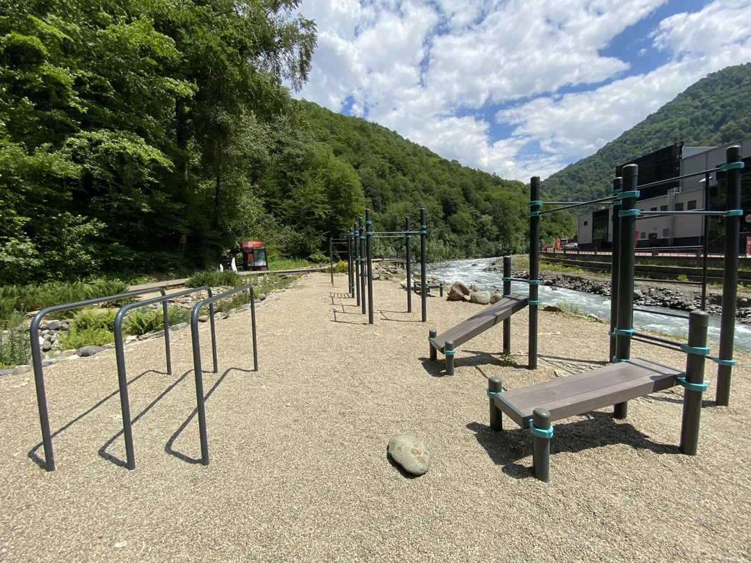 Barras Paralelas Bajas en Calisthenics Park at набережная Панорама, Эстосадок – foto 4 de 4