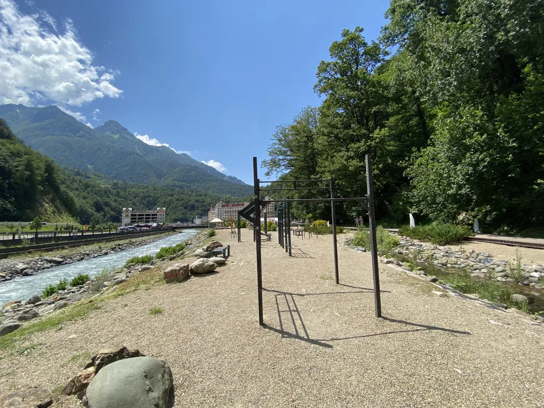 Barras Paralelas en Calisthenics Park at набережная Панорама, Эстосадок – foto 3 de 4