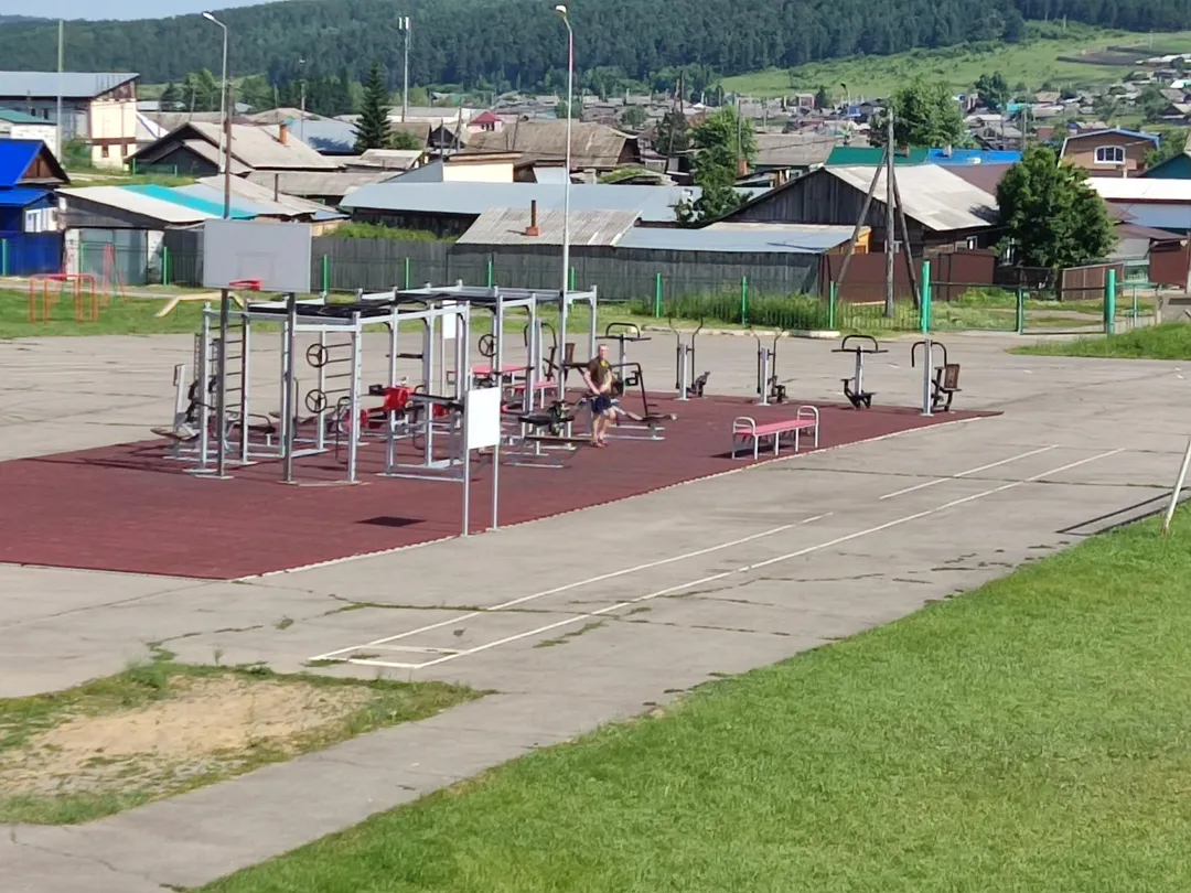 Barras Paralelas en Calisthenics Park at Стадион Урожай, Залари – foto 2 de 2
