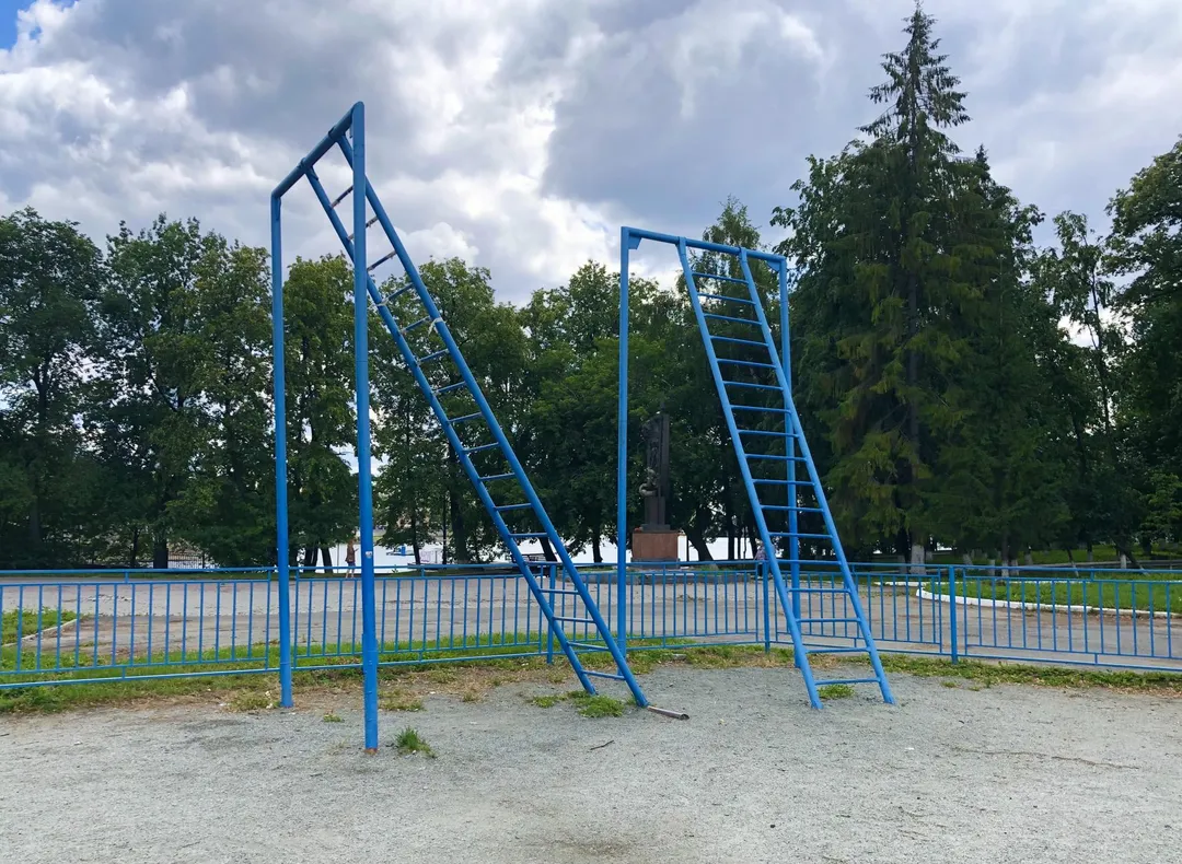 Abs Bench at Calisthenics Park at Олимпийская набережная, Екатеринбург #wp3076 – photo 4 of 4
