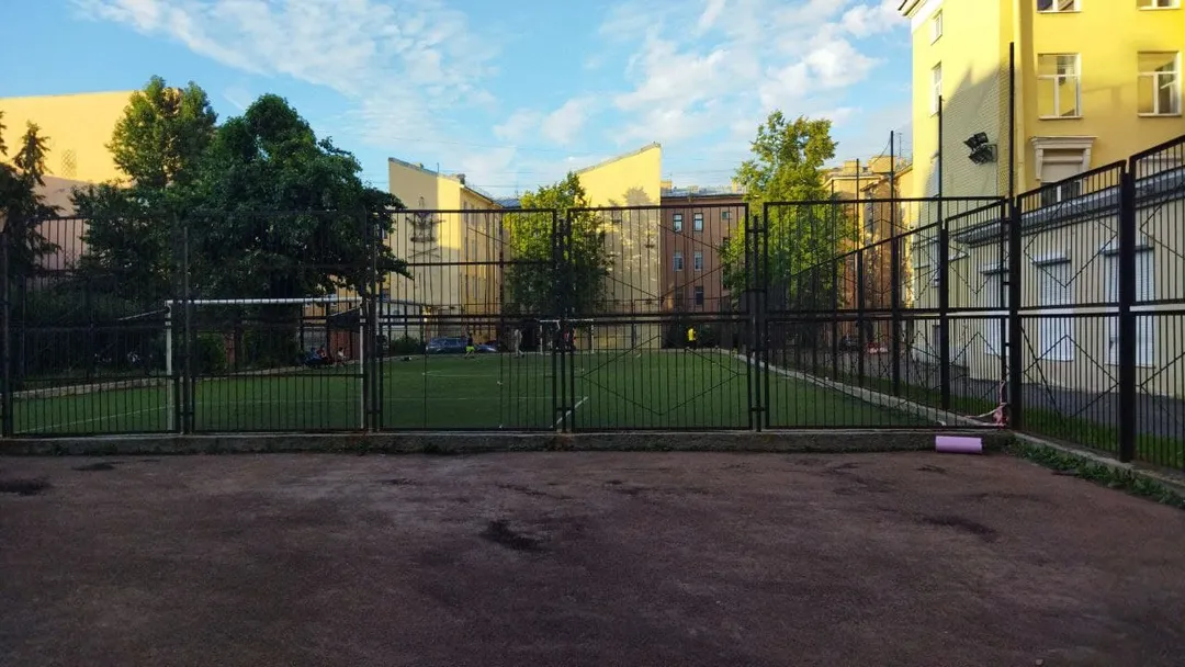 Parallele presso Calisthenics Park at Малодетскосельский проспект, Санкт-Петербург – foto 2 di 3