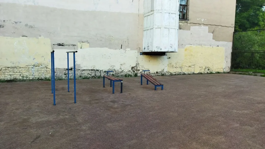 Panca per addominali presso Calisthenics Park at Малодетскосельский проспект, Санкт-Петербург – foto 3 di 3