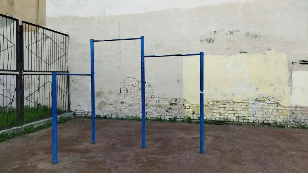 Sbarra per trazioni presso Calisthenics Park at Малодетскосельский проспект, Санкт-Петербург – foto 1 di 3