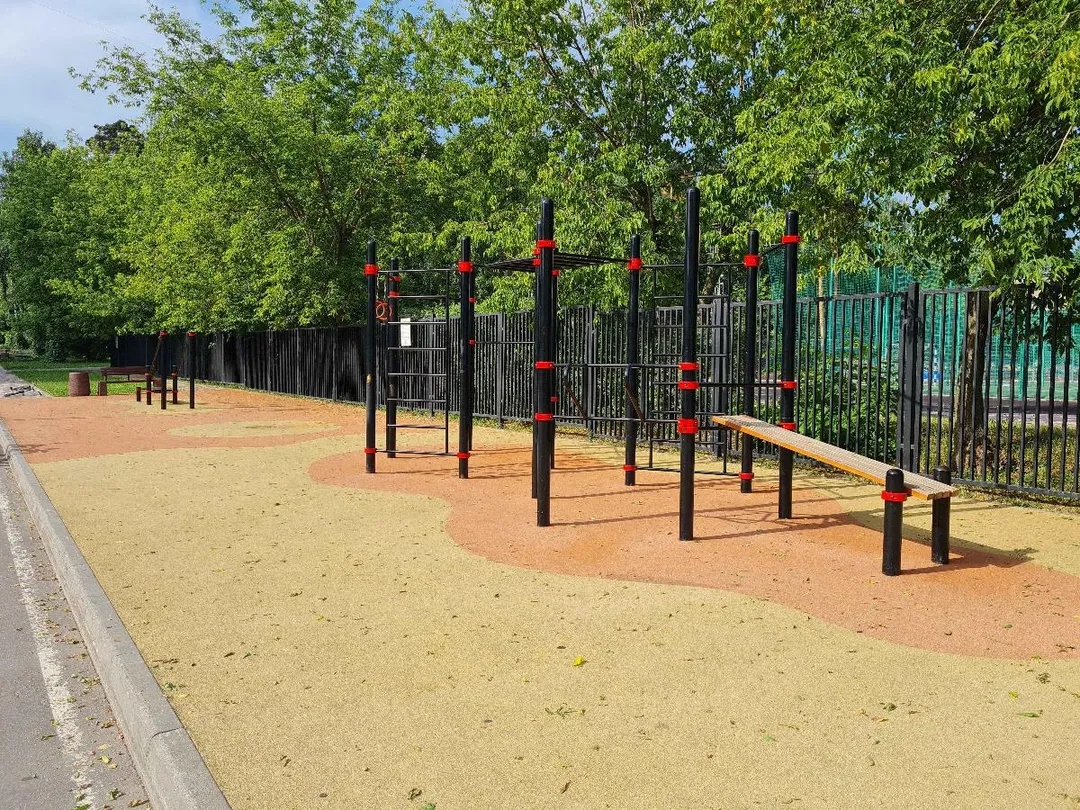Bare paralele la Calisthenics Park at 2-я Вольская улица, Москва – fotografia 2 din 2