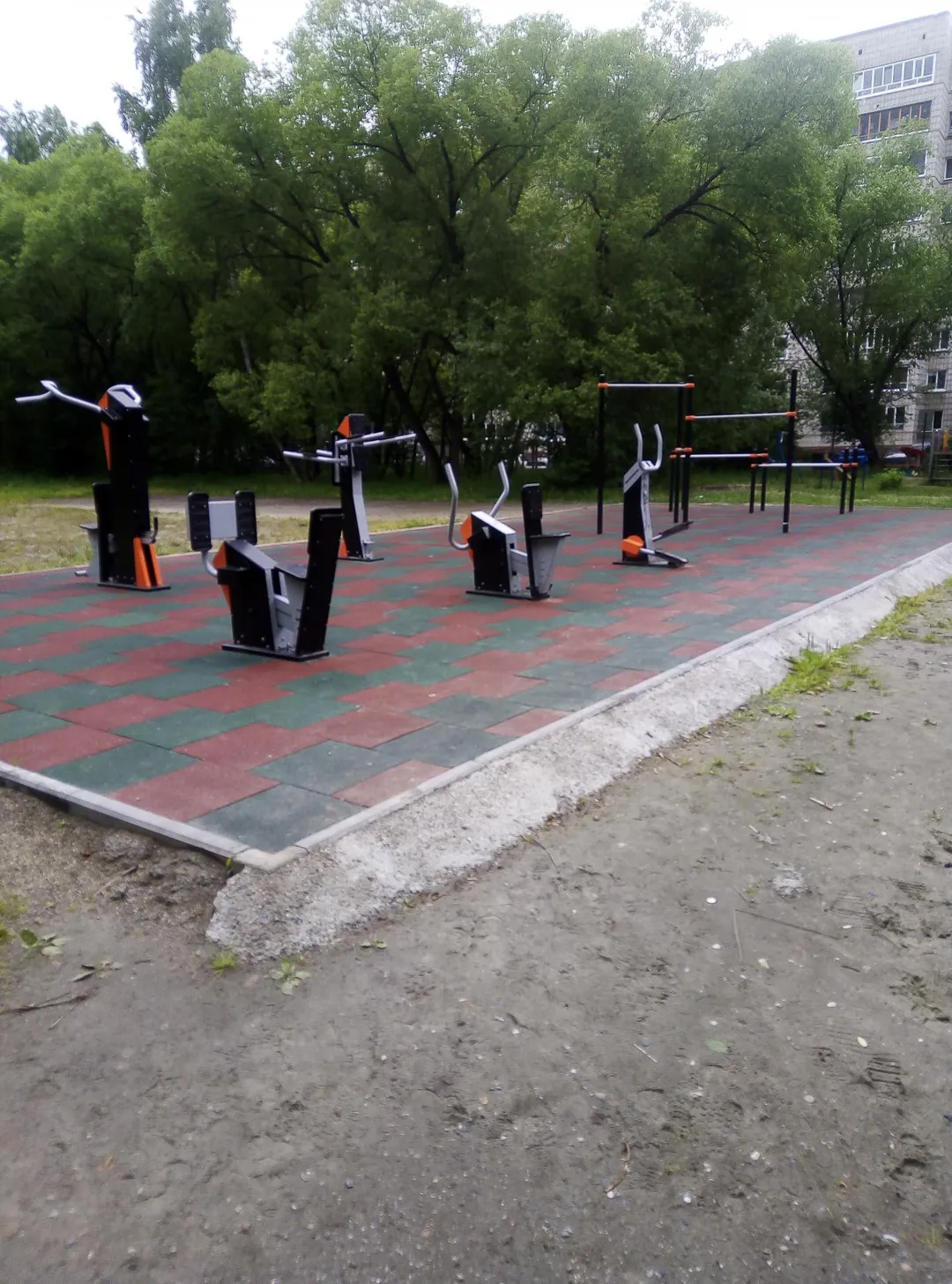 Sbarra per trazioni presso Calisthenics Park at Коммунистический проспект, Северск – foto 3 di 4