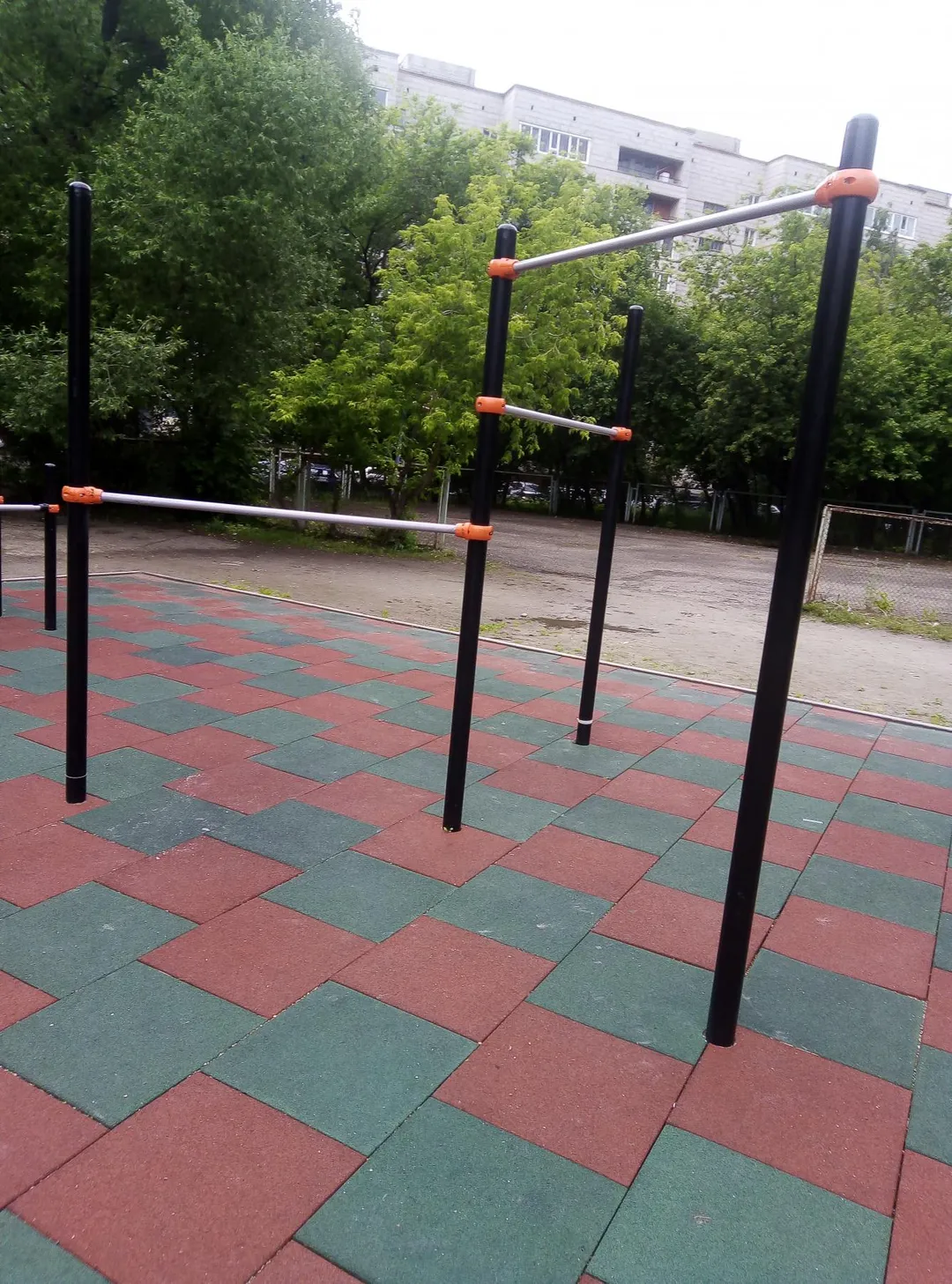 Parallele presso Calisthenics Park at Коммунистический проспект, Северск – foto 2 di 4