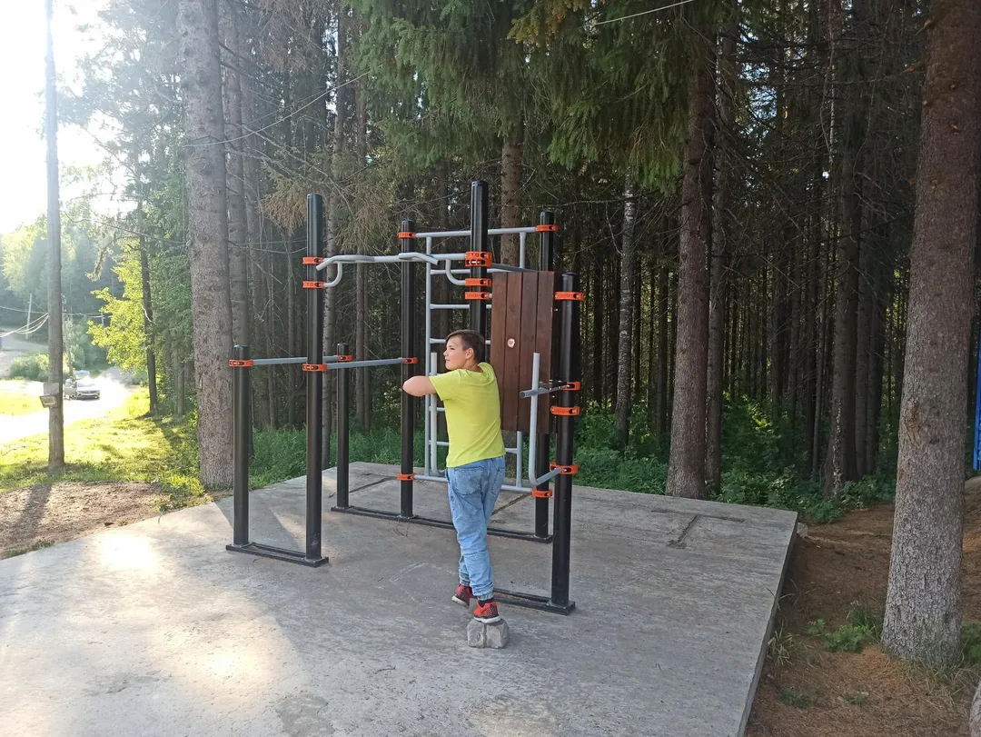 Bare paralele la Calisthenics Park at Лесопарковая улица, Сыктывкар – fotografia 2 din 2