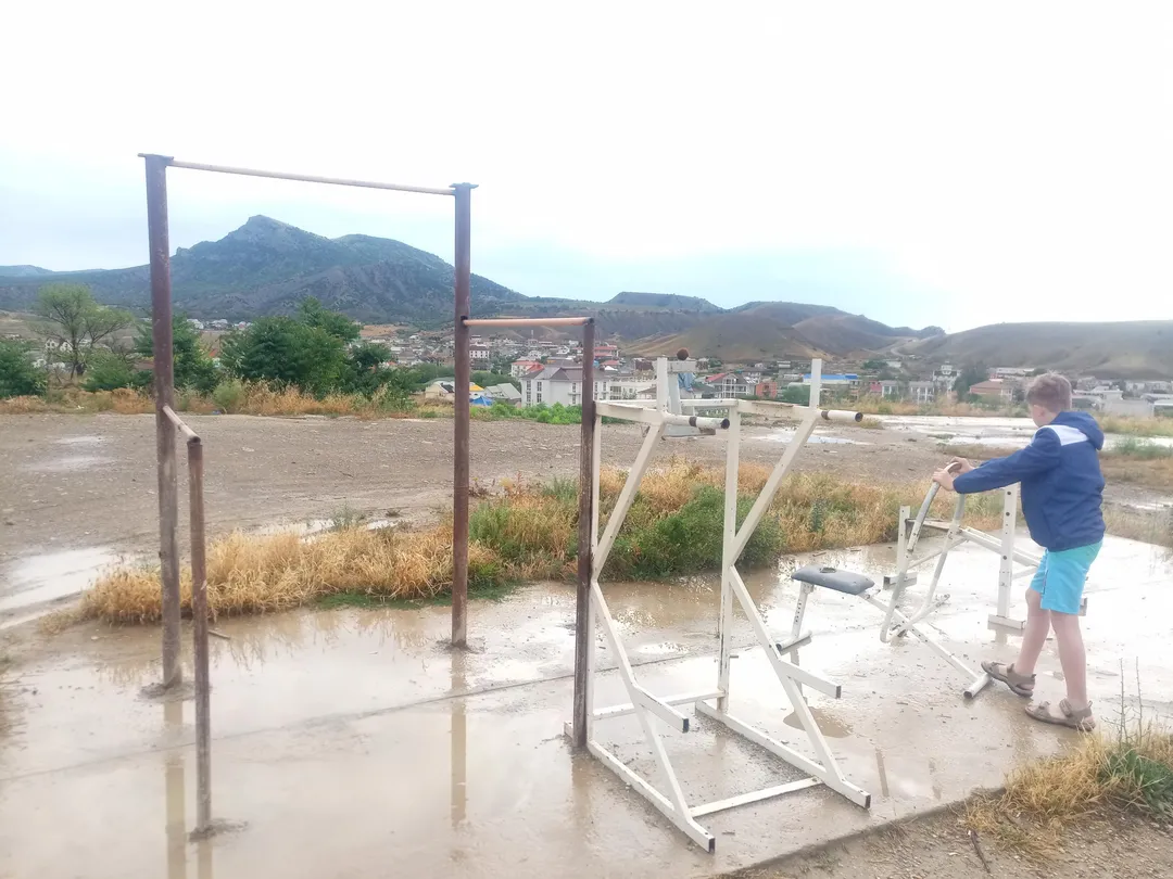Bare paralele la Calisthenics Park at улица Фирейная Гора, Судак – fotografia 2 din 2