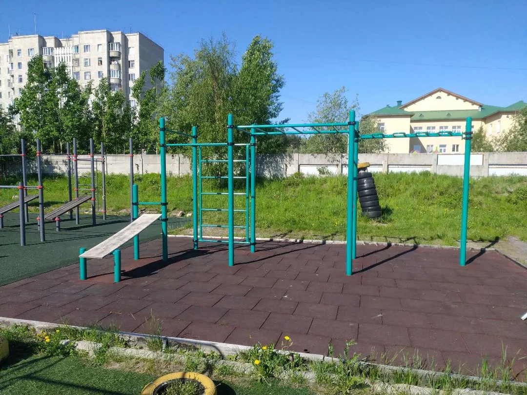 Parallele presso Calisthenics Park at Дворец спорта, Кандалакша – foto 2 di 2