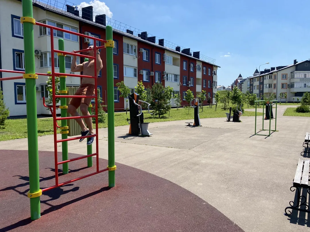 Bare paralele la Calisthenics Park at Бургундская улица, Краснодар – fotografia 2 din 5