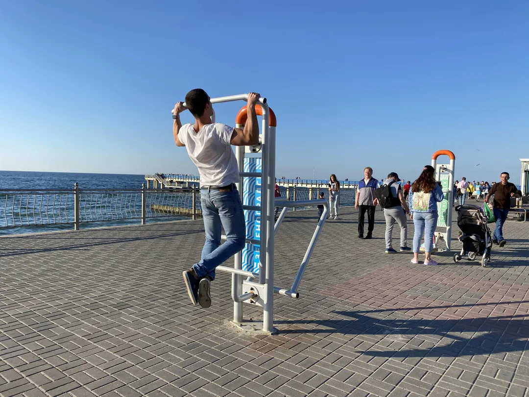 Bară de tracțiuni la Calisthenics Park at Променад, Зеленоградск – fotografia 4 din 5